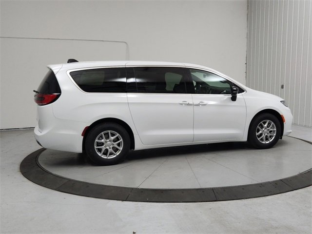 New 2026 Chrysler Pacifica Select image 7