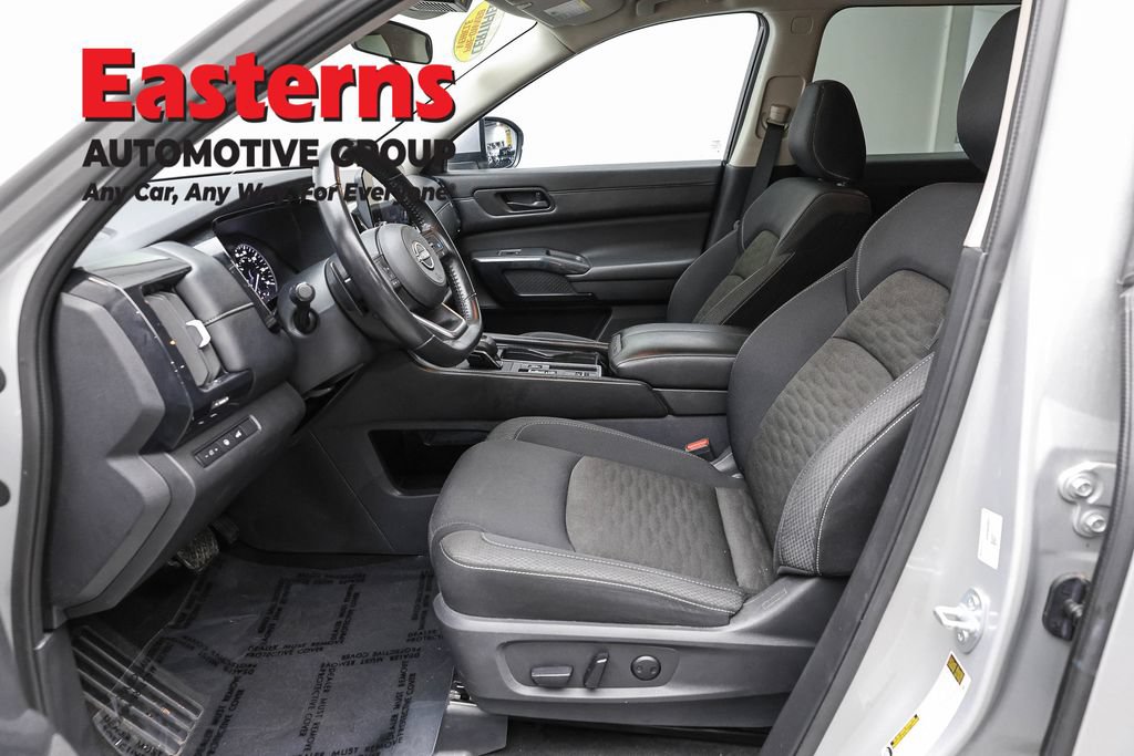 Used 2025 Nissan Pathfinder SV FWD image 16