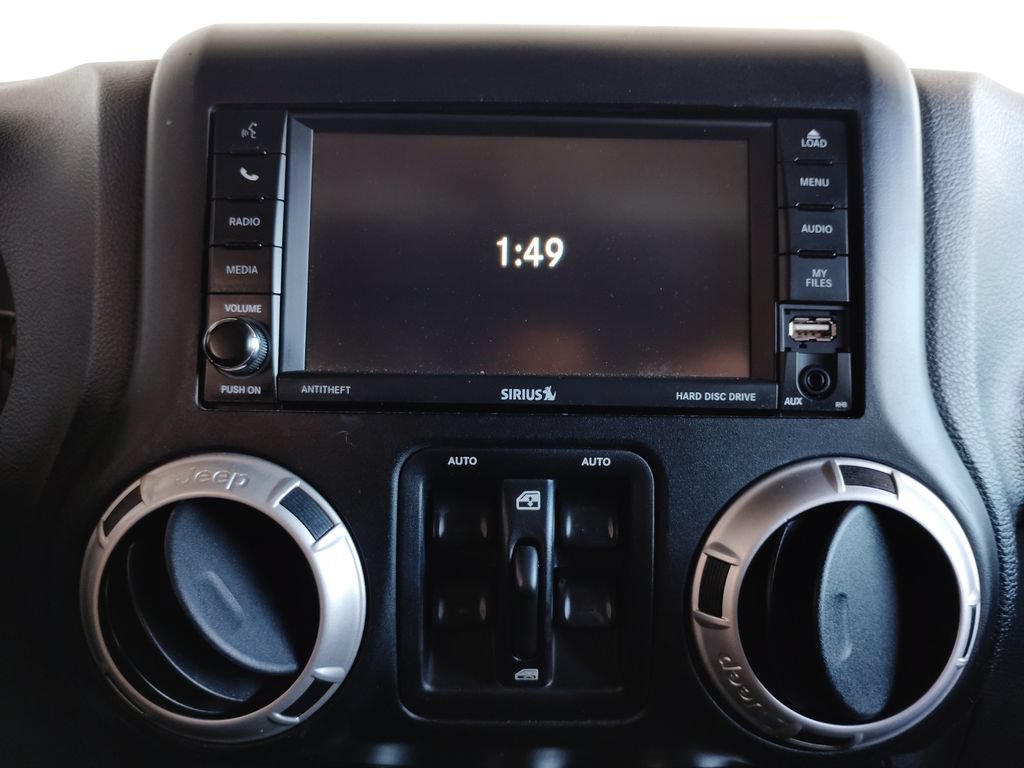 Used 2015 Jeep Wrangler Unlimited Rubicon w/ Connectivity Group AWD/4WD image 33