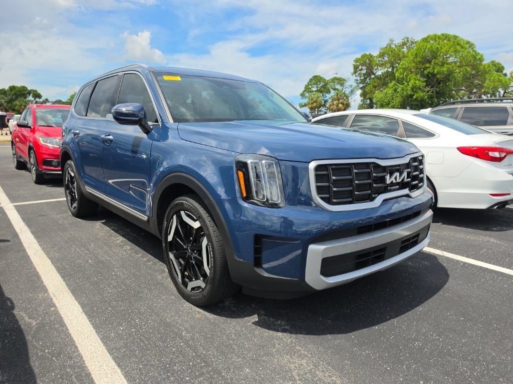 Certified 2024 Kia Telluride S w/ S Sunroof Package FWD image 3
