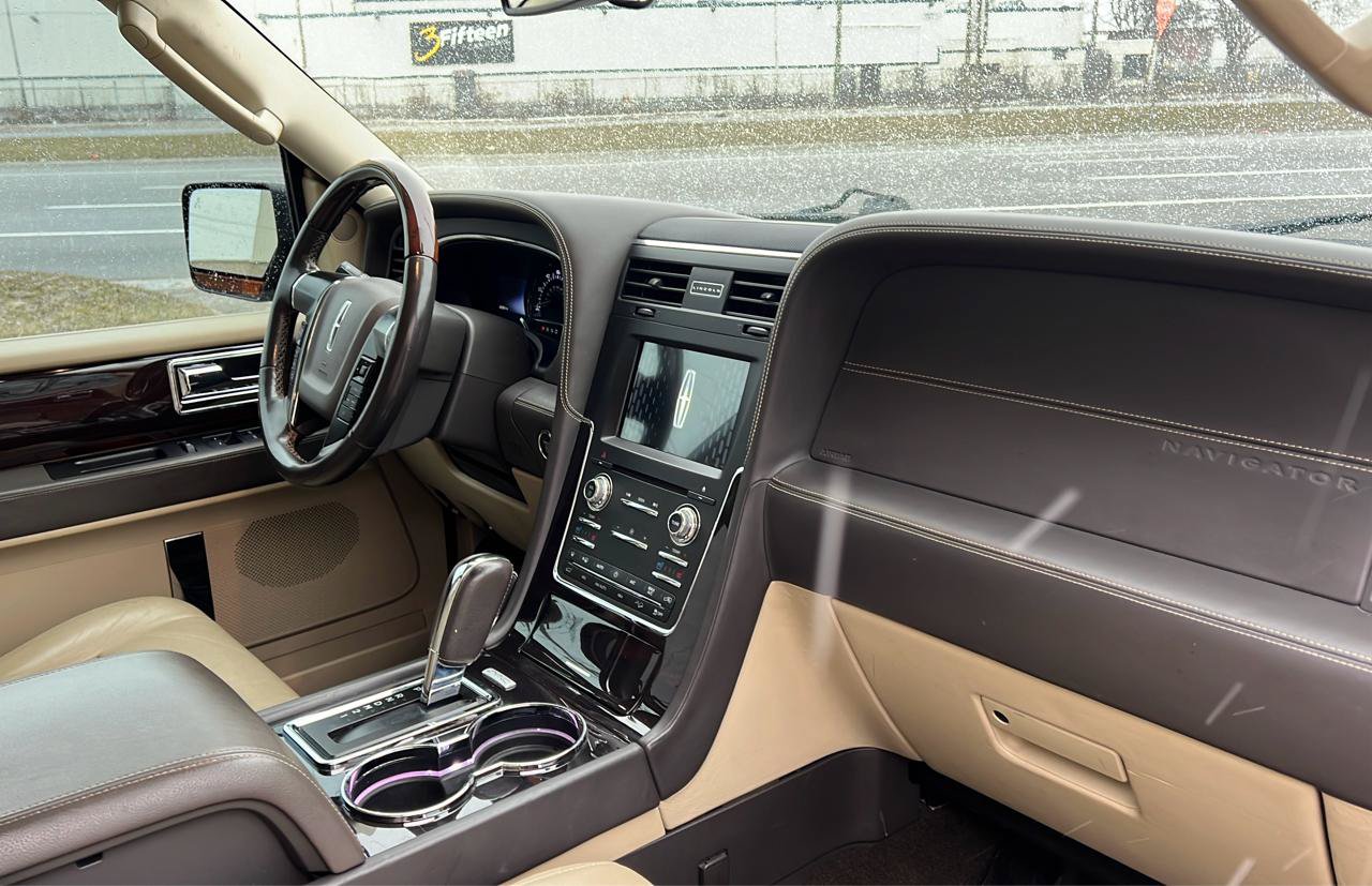 Used 2016 Lincoln Navigator Reserve AWD/4WD image 15