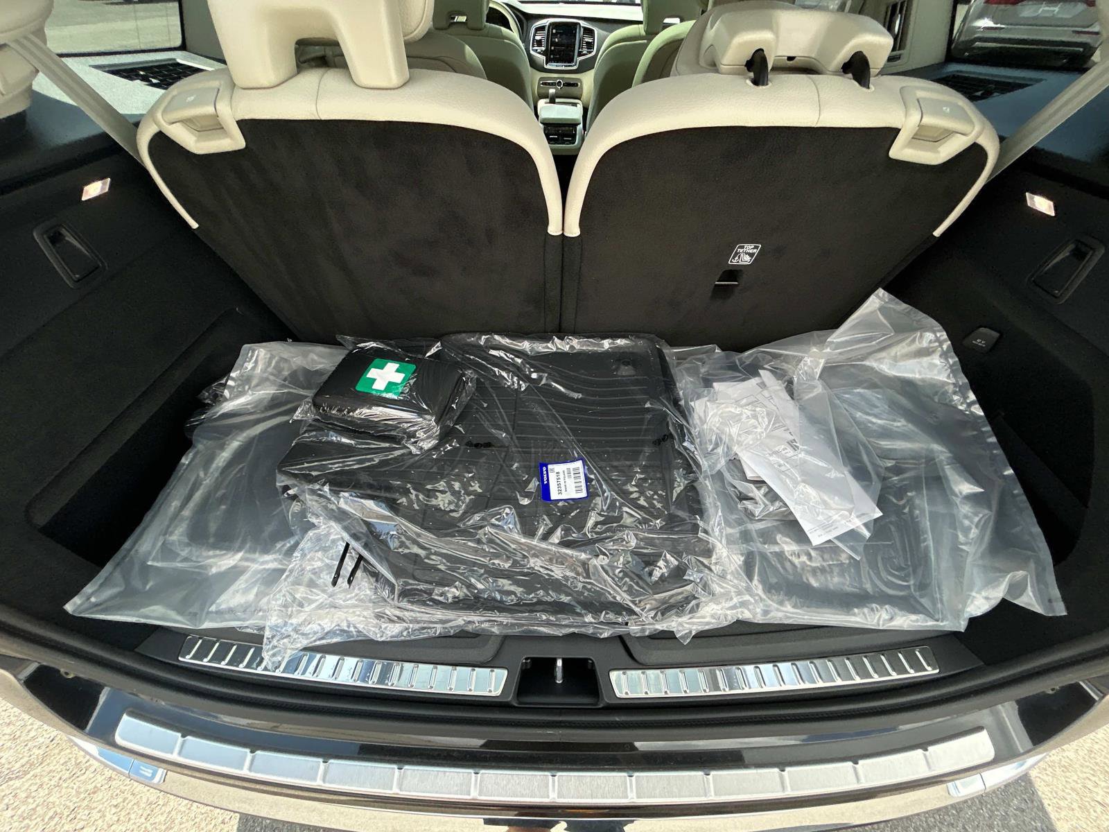 New 2025 Volvo XC90 T8 Plus w/ Protection Package Premier AWD/4WD image 17