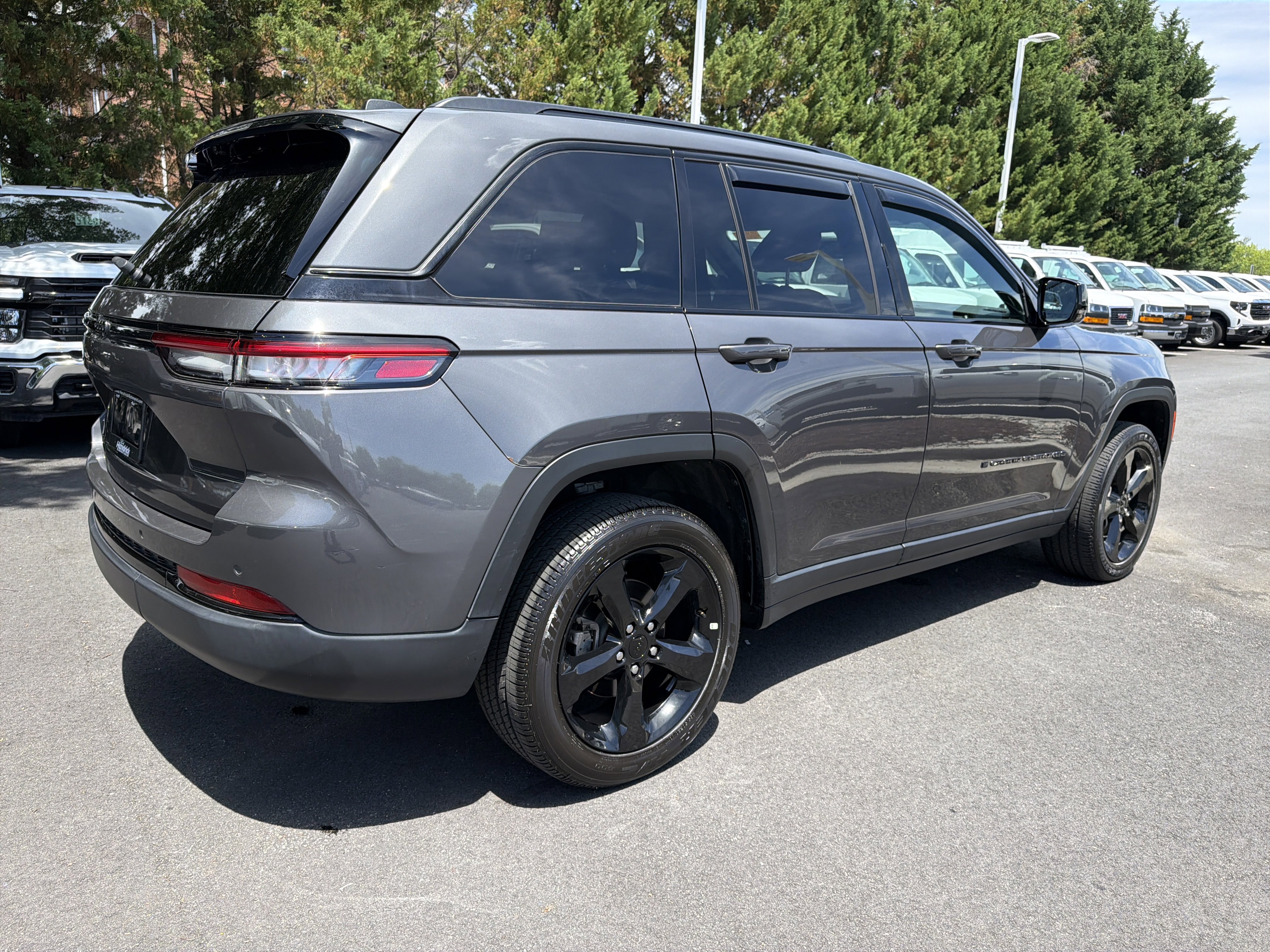 Used 2024 Jeep Grand Cherokee Altitude AWD/4WD image 10