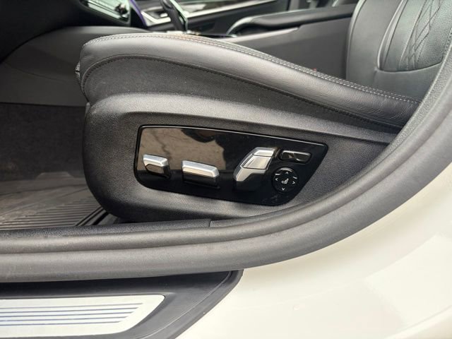 Used 2022 BMW M550i xDrive w/ Executive Package image 35