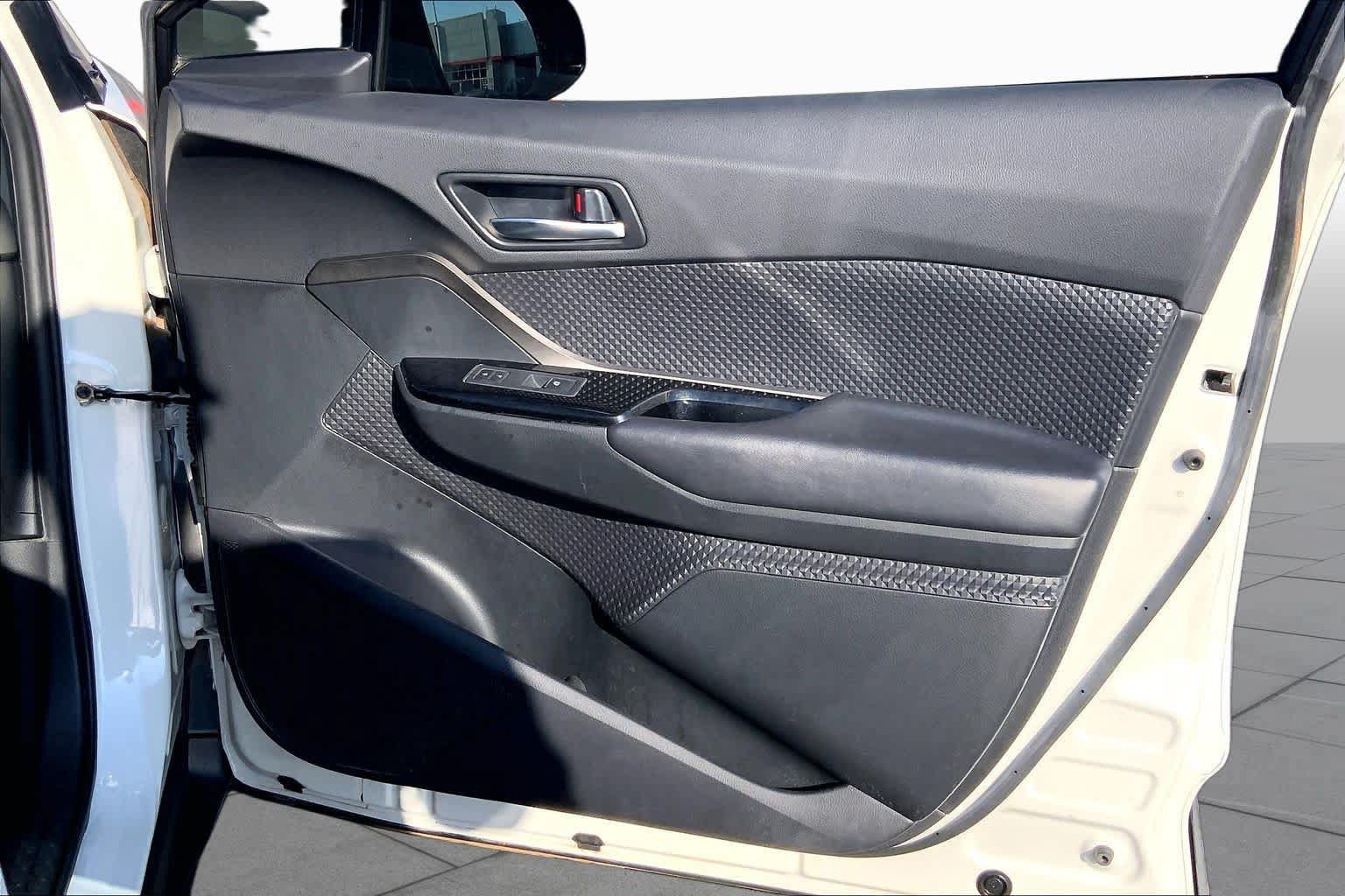 Used 2019 Toyota C-HR XLE FWD image 23