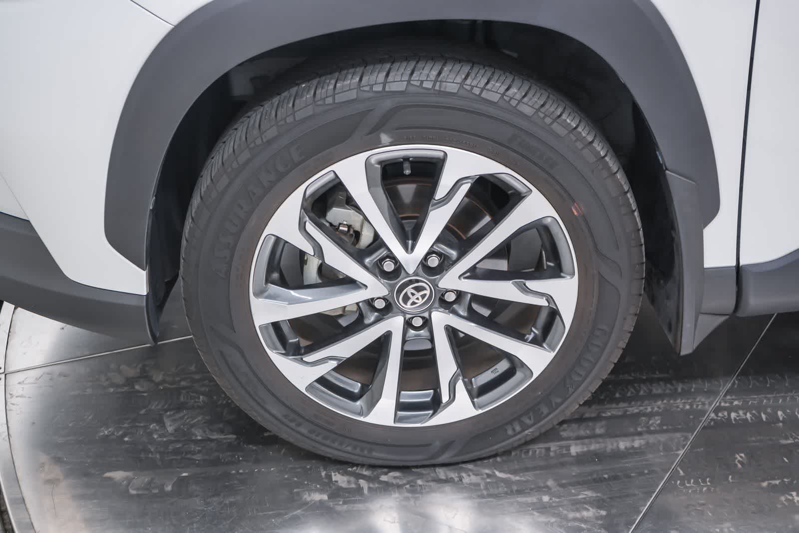 Used 2023 Toyota Corolla Cross XLE w/ Convenience Package FWD image 12
