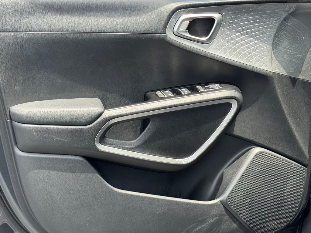 Used 2025 Kia Soul LX FWD image 17