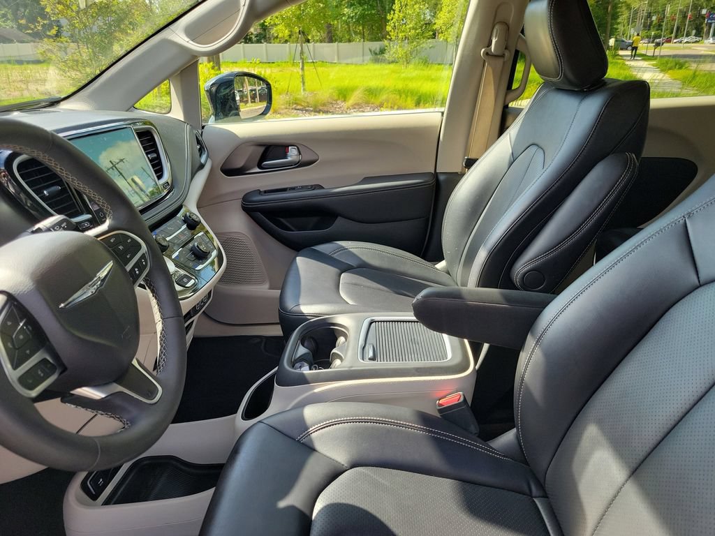 Used 2024 Chrysler Pacifica Limited FWD image 16