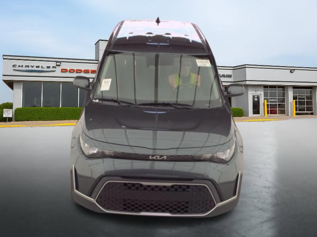 Used 2025 Kia Soul LX FWD image 3