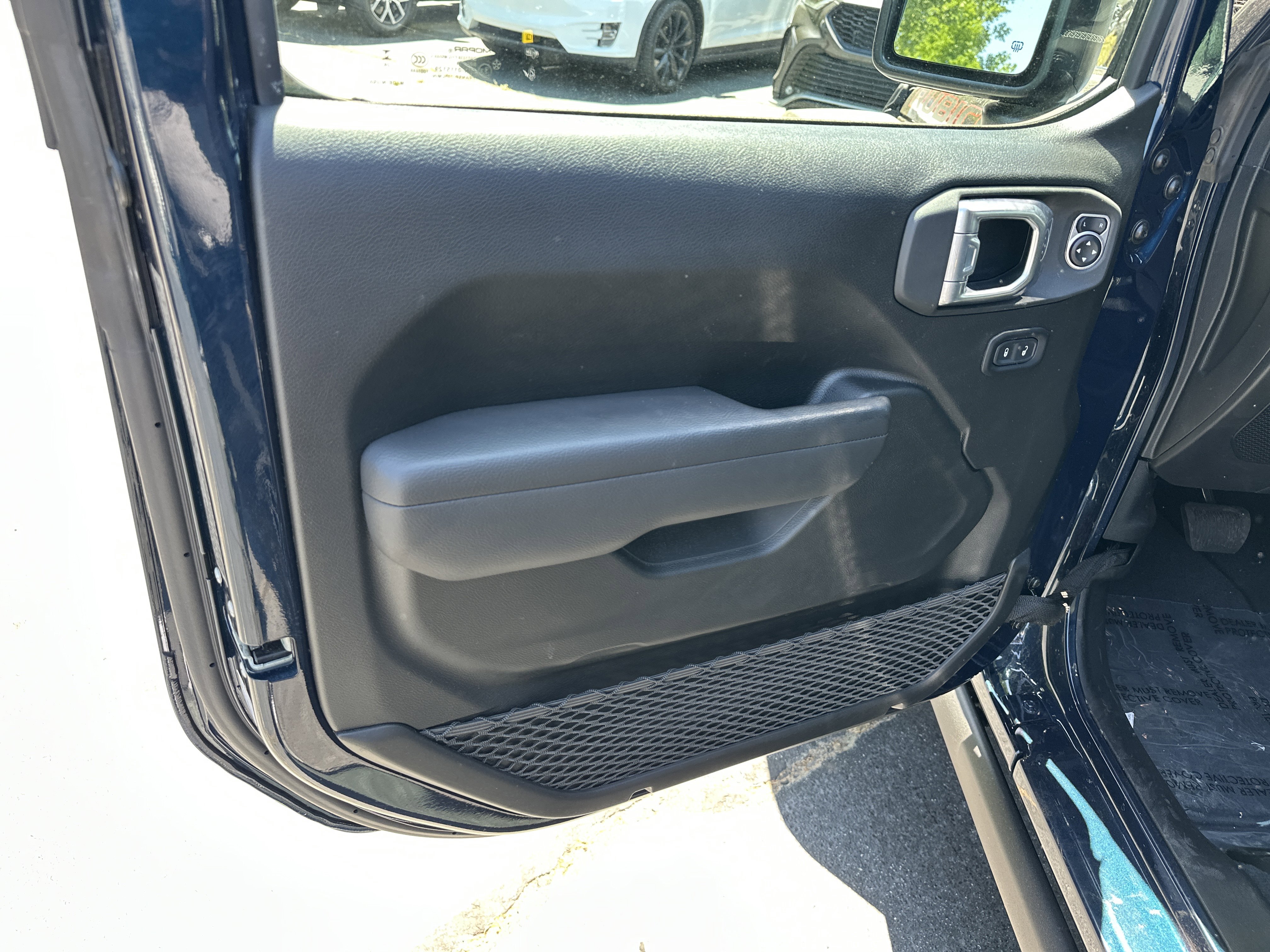 Used 2025 Jeep Wrangler Rubicon w/ Convenience Group AWD/4WD image 12