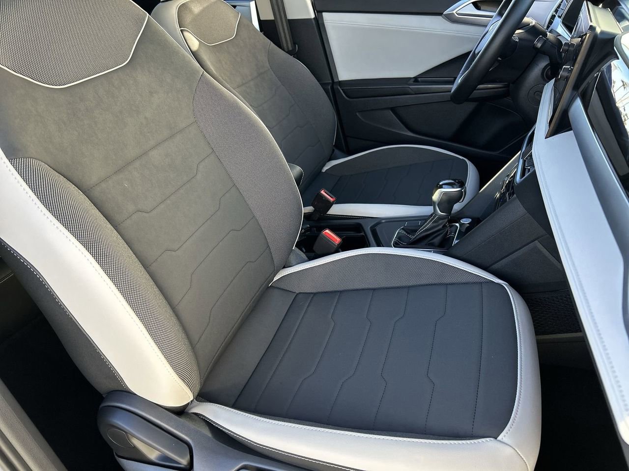 Certified 2025 Volkswagen Taos SE image 8