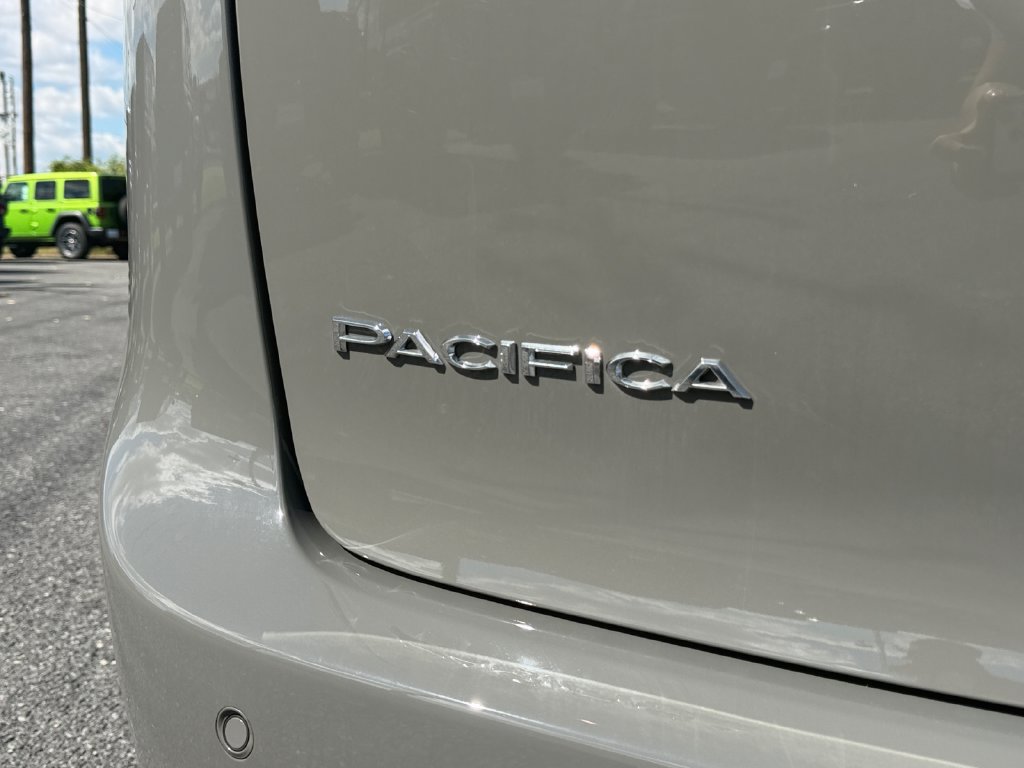 Used 2024 Chrysler Pacifica Touring-L FWD image 16