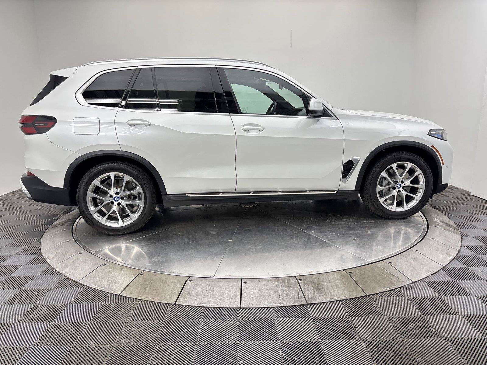 Used 2024 BMW X5 xDrive50e w/ Premium Package AWD/4WD image 17