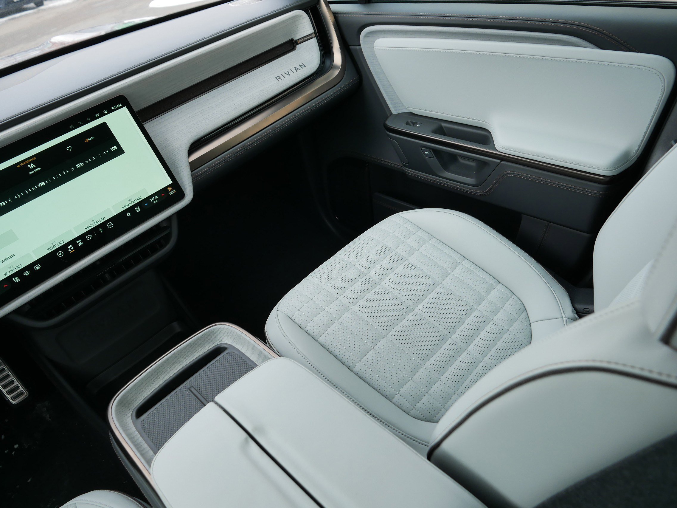 Used 2026 Rivian R1S Premium image 11