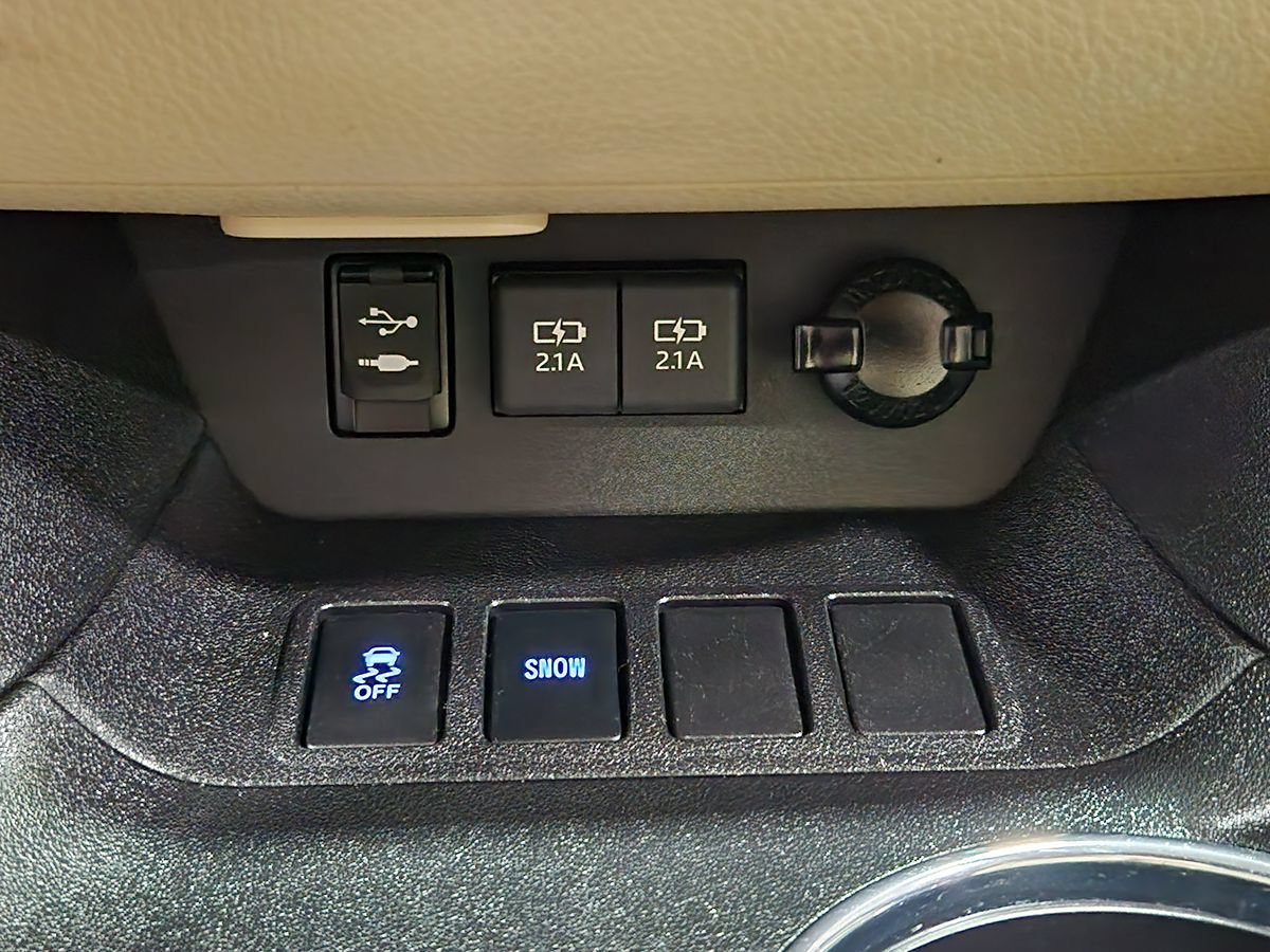 Used 2019 Toyota Highlander XLE FWD image 39