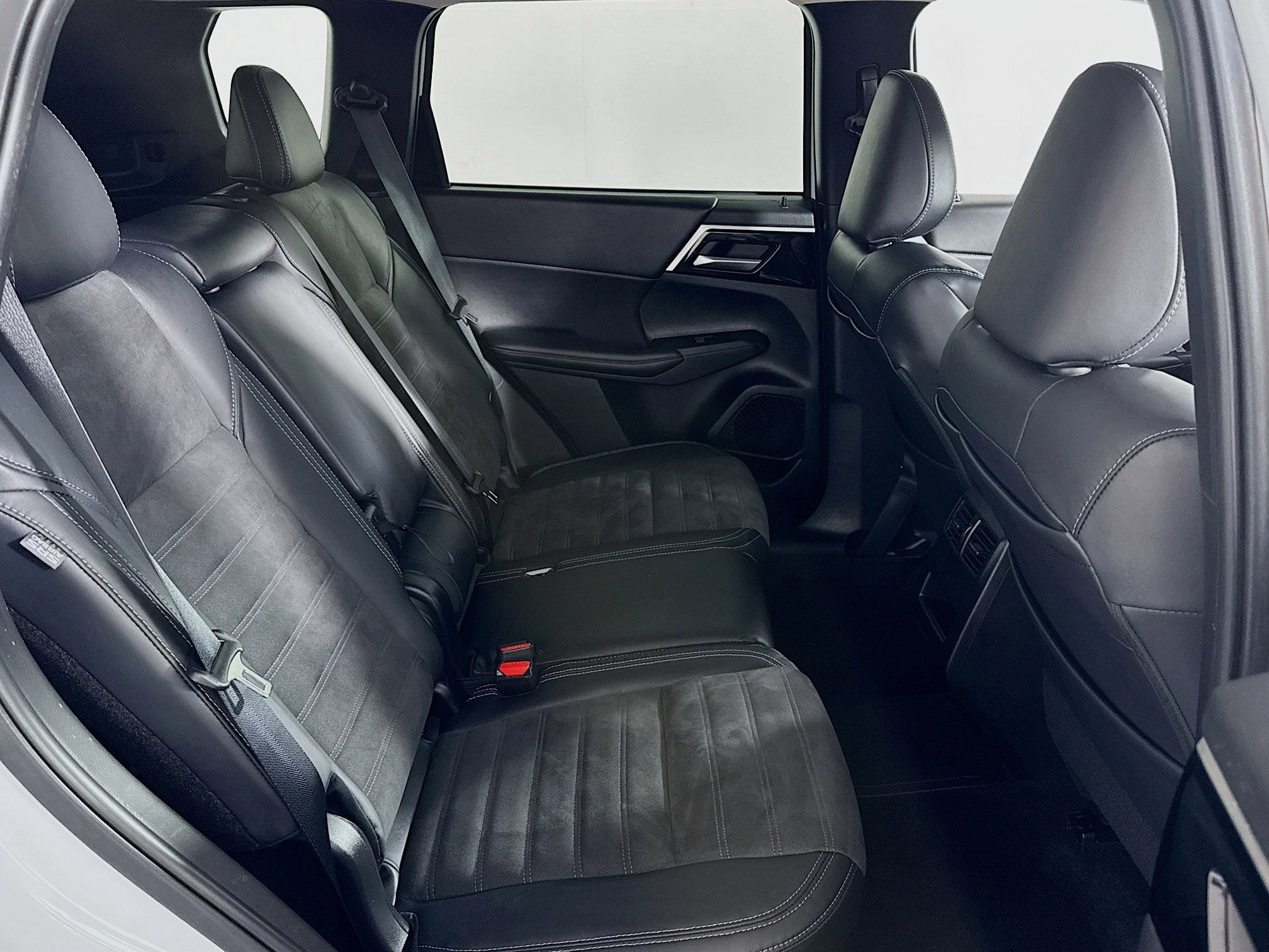 Used 2023 Mitsubishi Outlander 4WD Plug-In Hybrid image 39