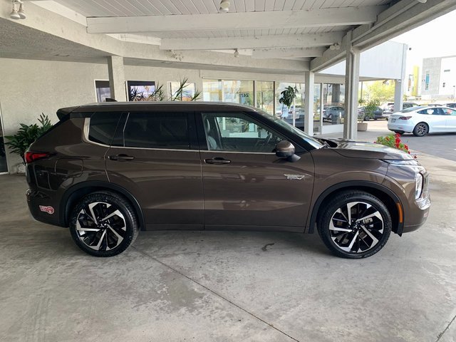 Used 2024 Mitsubishi Outlander SEL Black Edition image 2