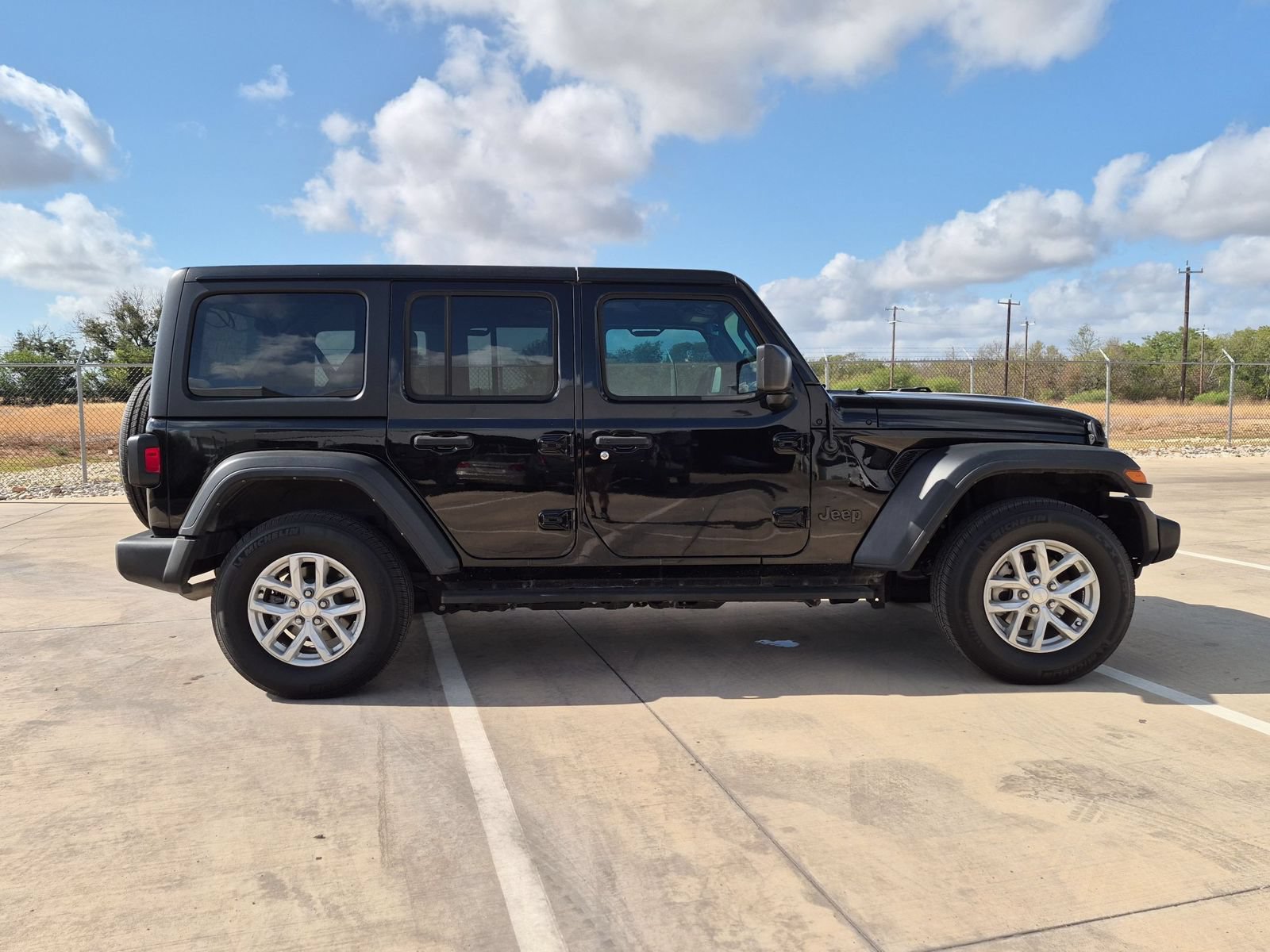 Used 2023 Jeep Wrangler Unlimited Sport AWD/4WD image 2