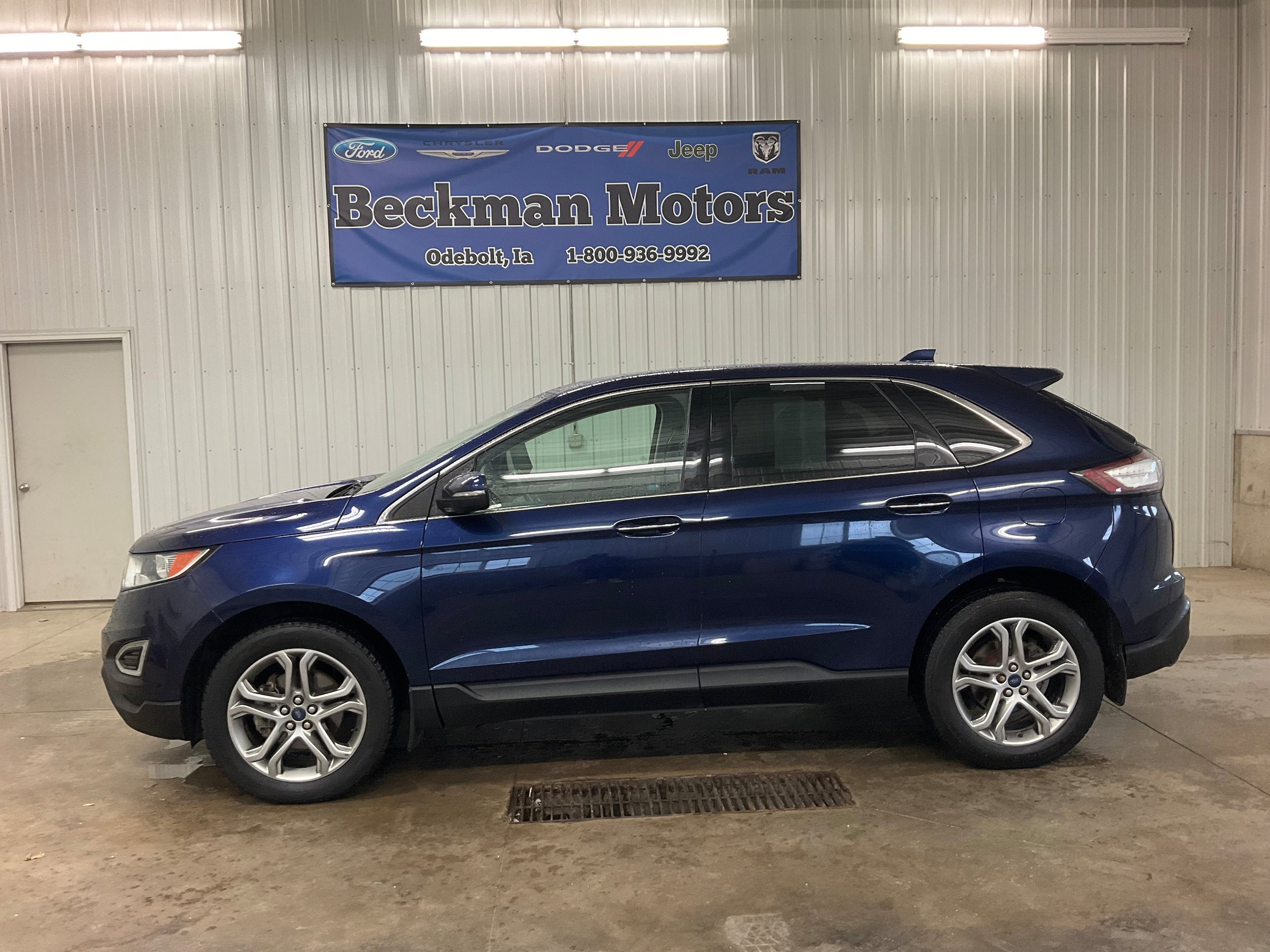 Used 2016 Ford Edge Titanium w/ Technology Package FWD image 2