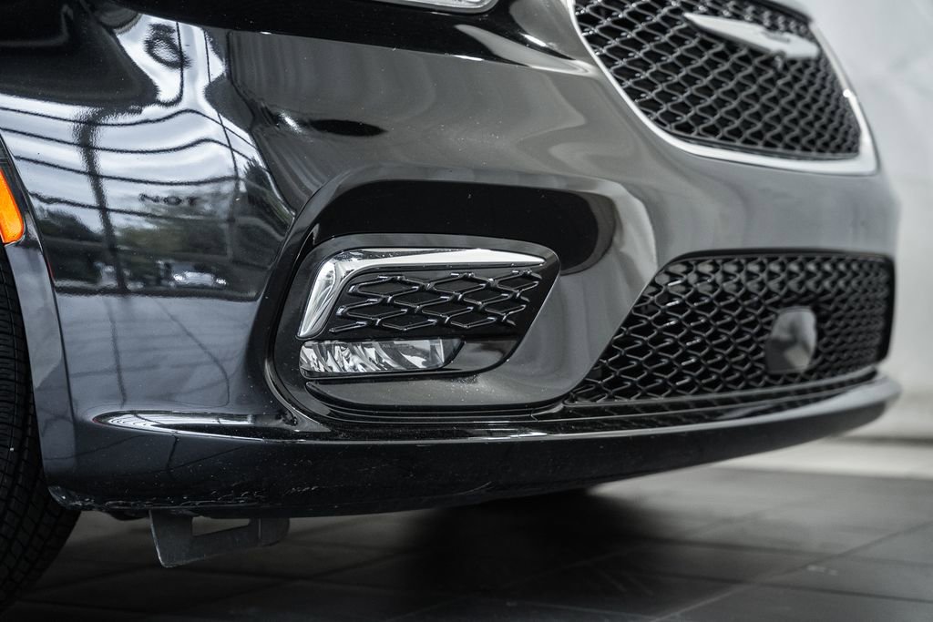 Used 2025 Chrysler Pacifica Select image 17