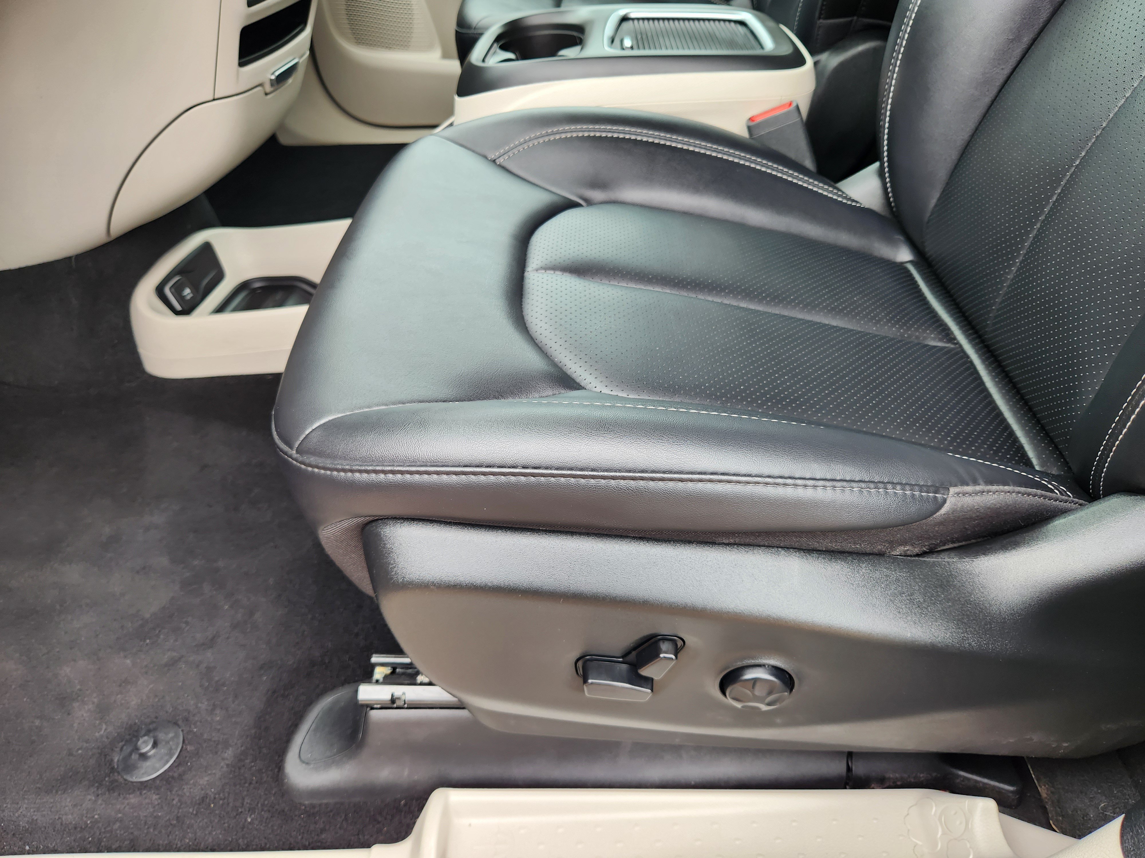 Used 2024 Chrysler Pacifica Touring-L FWD image 26