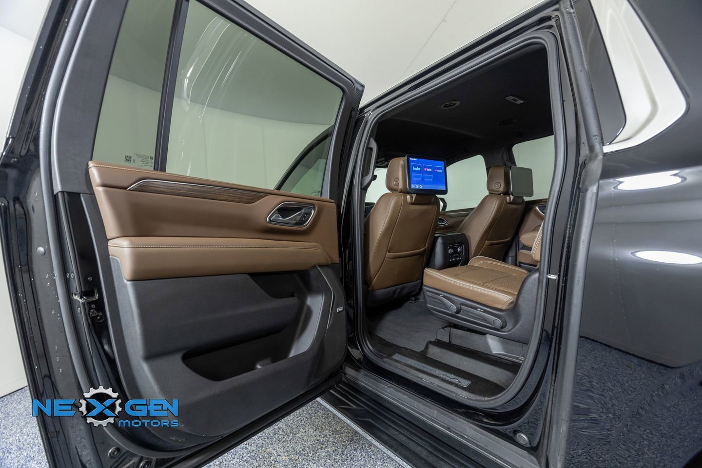 Used 2024 Chevrolet Suburban High Country w/ Advanced Technology Package image 26