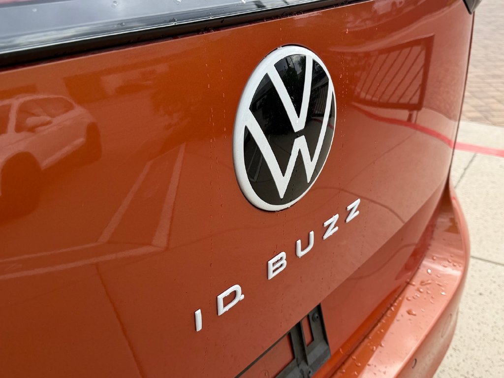 Used 2025 Volkswagen ID. Buzz 1st Edition RWD image 11