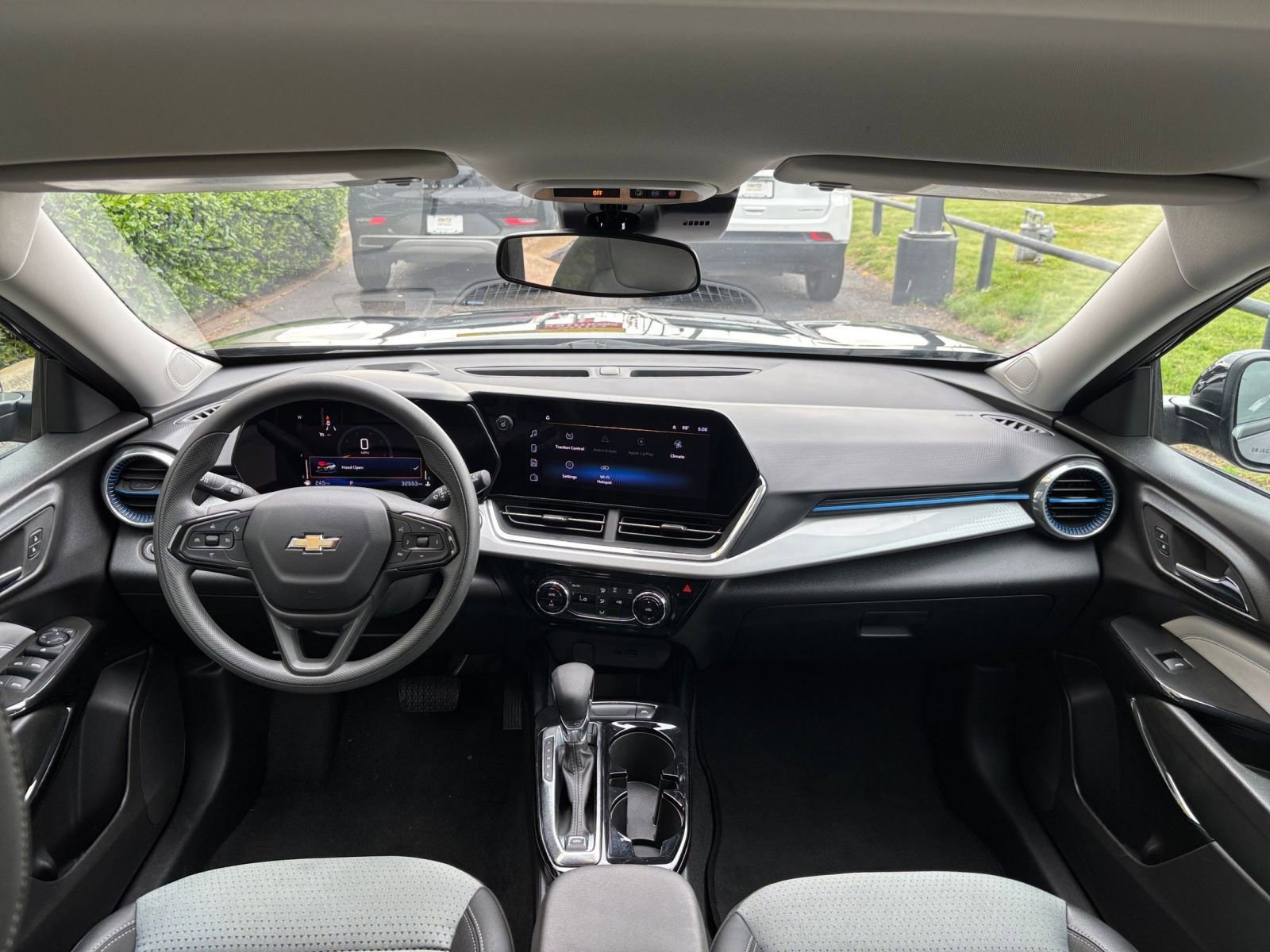 Used 2025 Chevrolet Trax LT FWD image 32