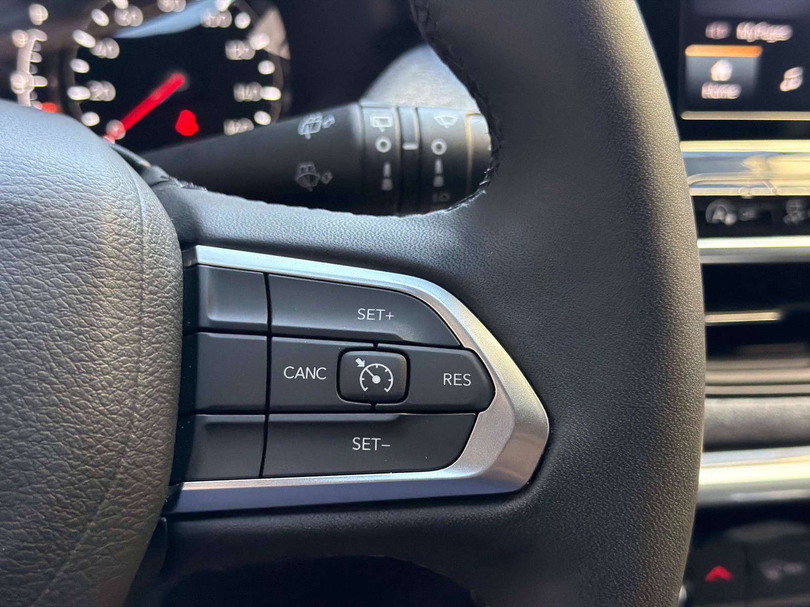Used 2025 Jeep Compass Latitude AWD/4WD image 20