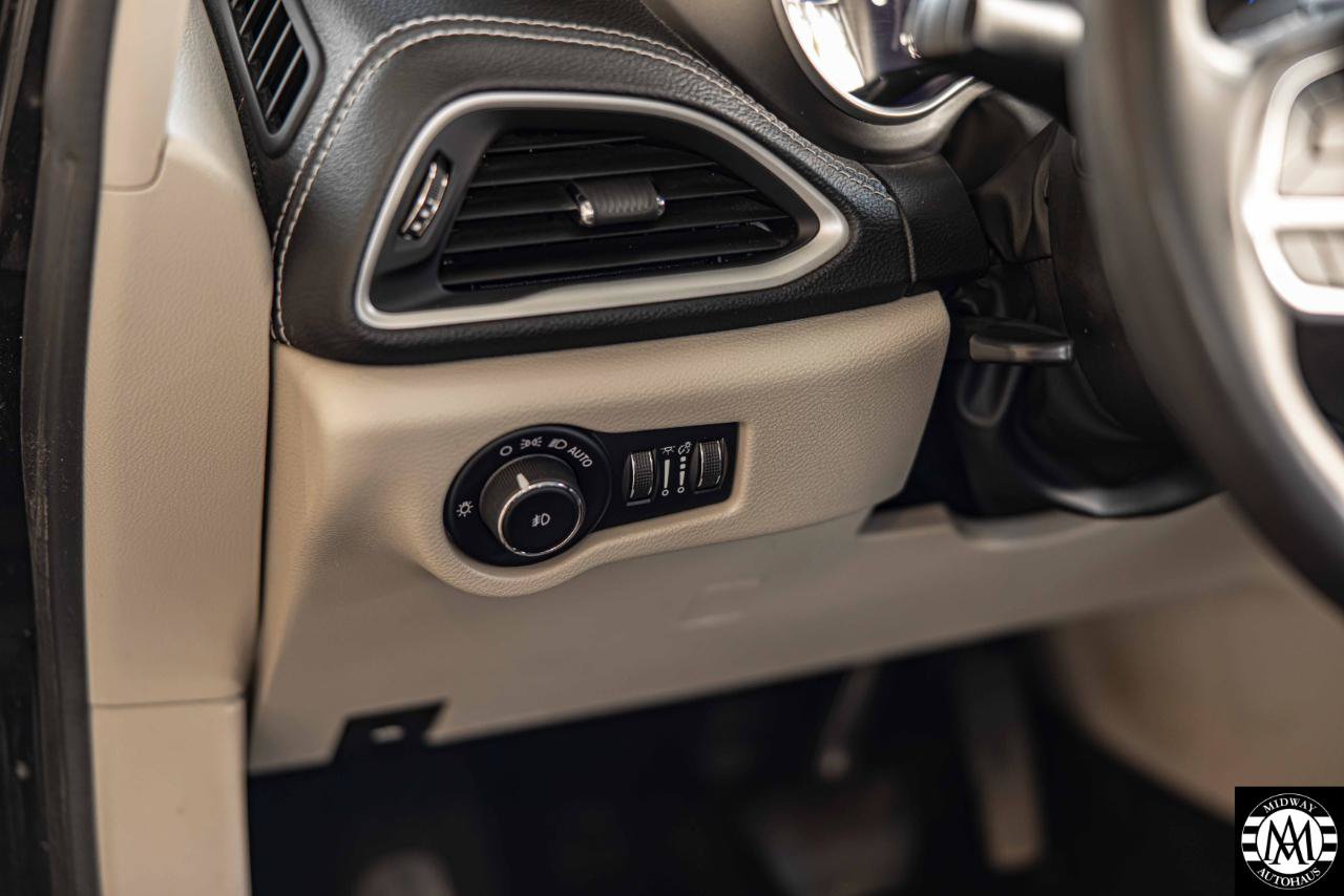 Used 2023 Chrysler Pacifica Touring-L FWD image 16