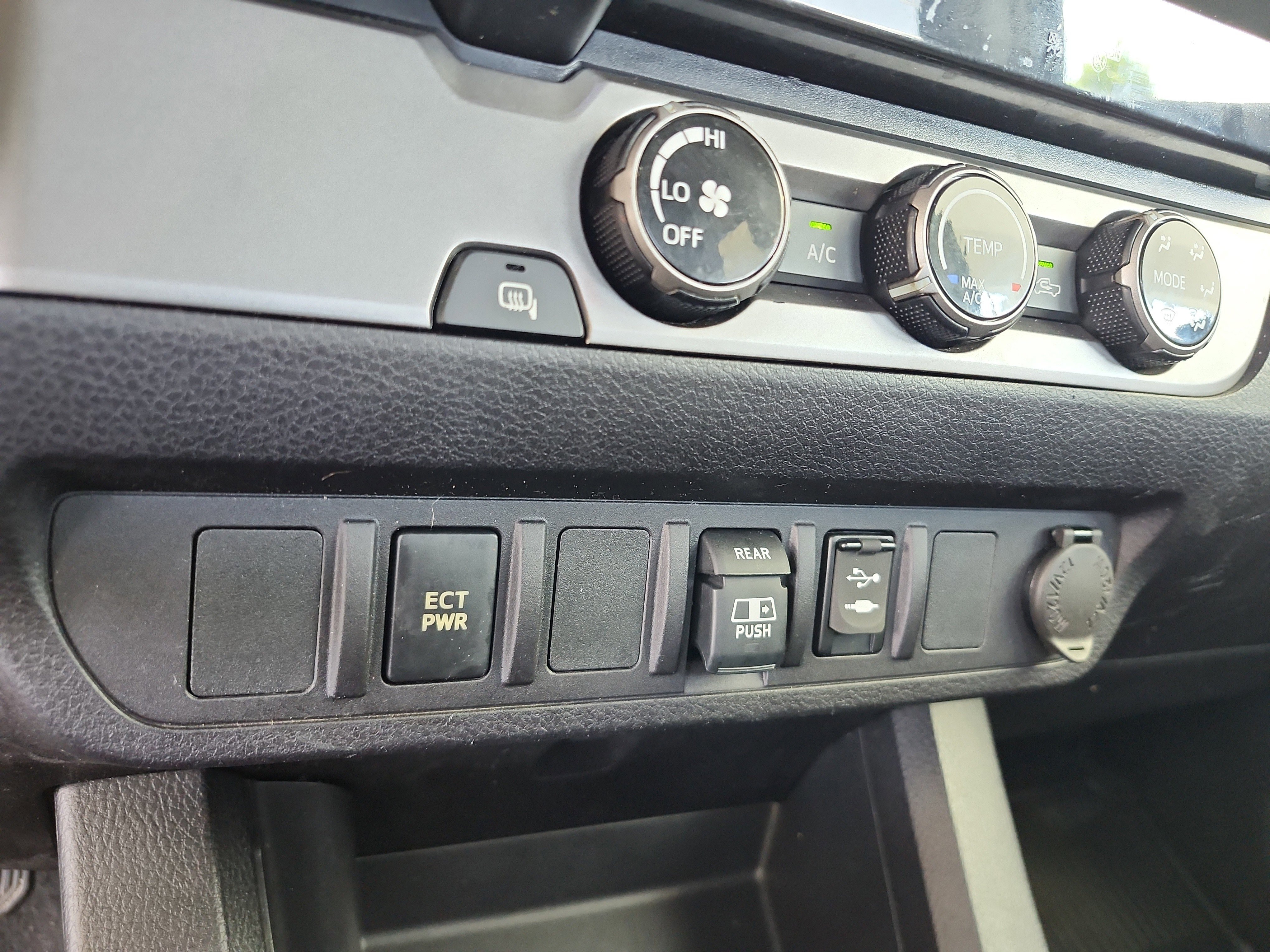Used 2018 Toyota Tacoma SR5 RWD image 25