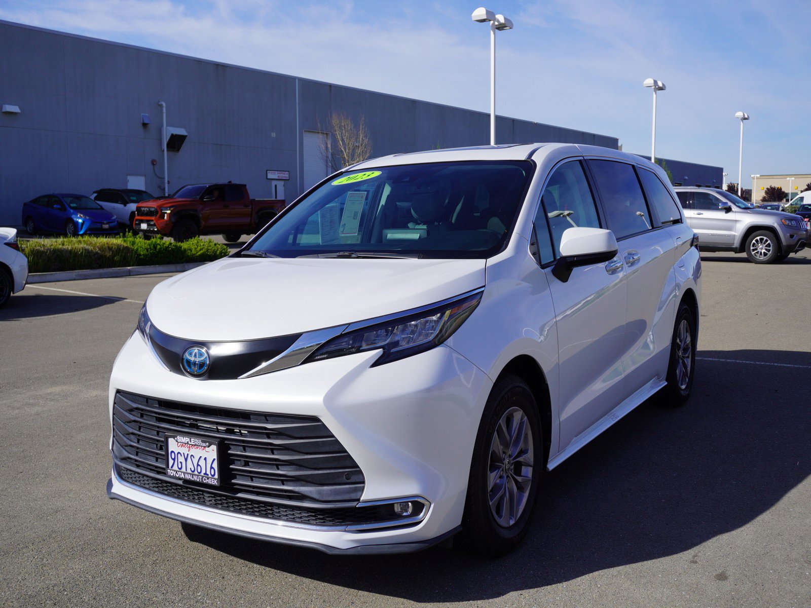 Used 2023 Toyota Sienna XLE image 7