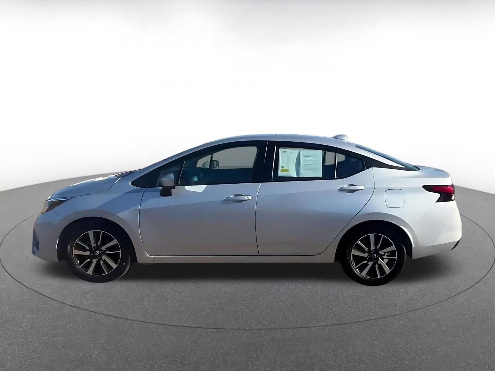 Used 2025 Nissan Versa SV image 9