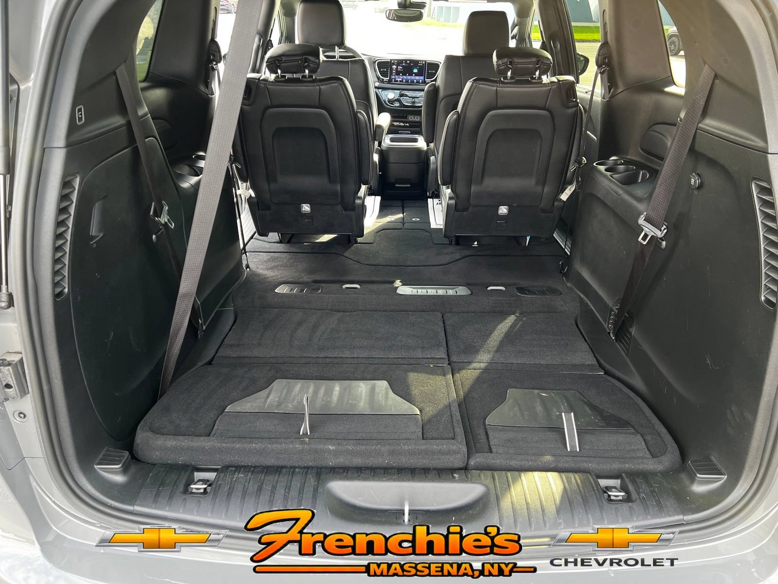 Used 2025 Chrysler Pacifica Select FWD image 6