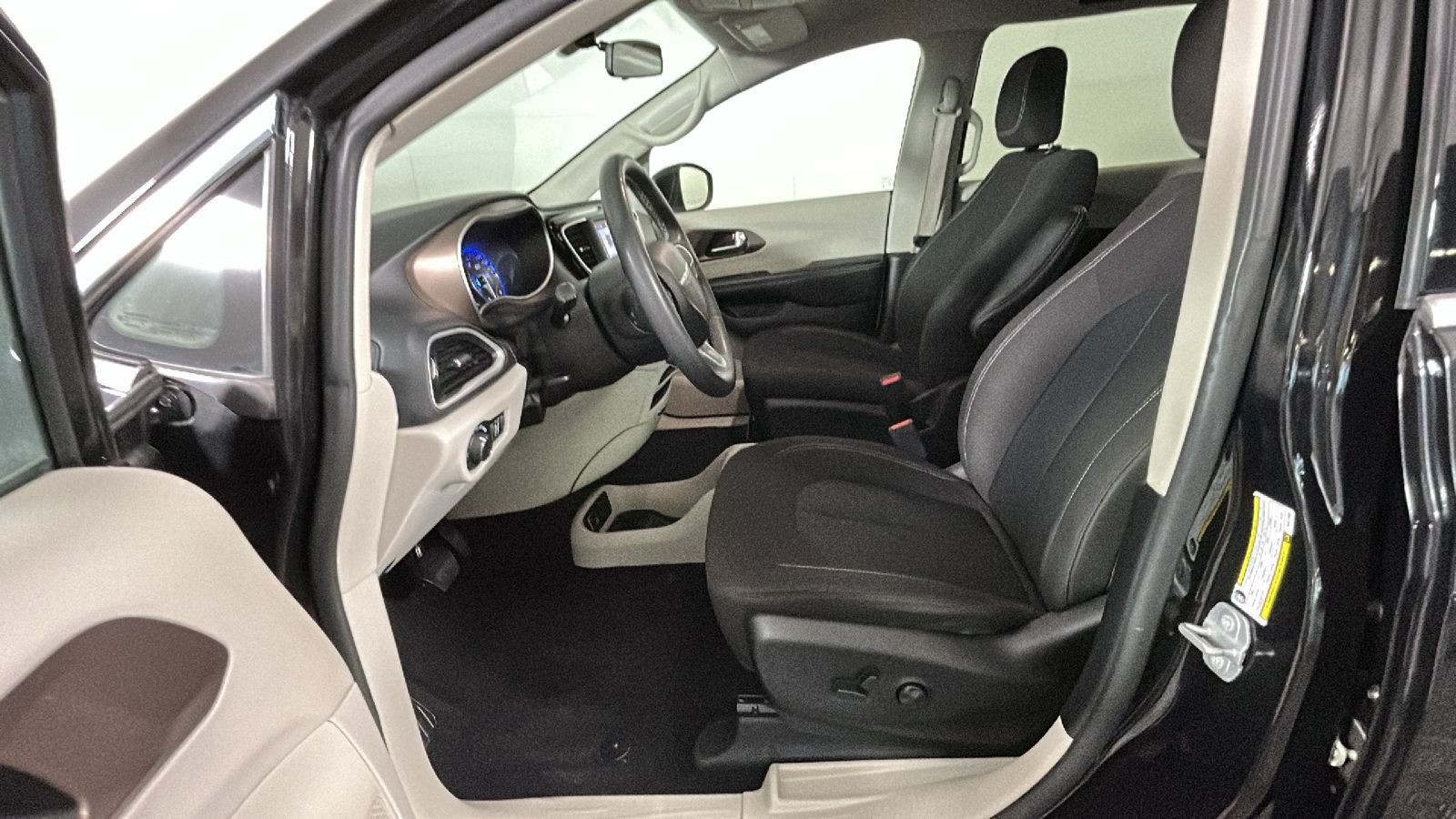 Used 2022 Chrysler Voyager LX FWD image 13