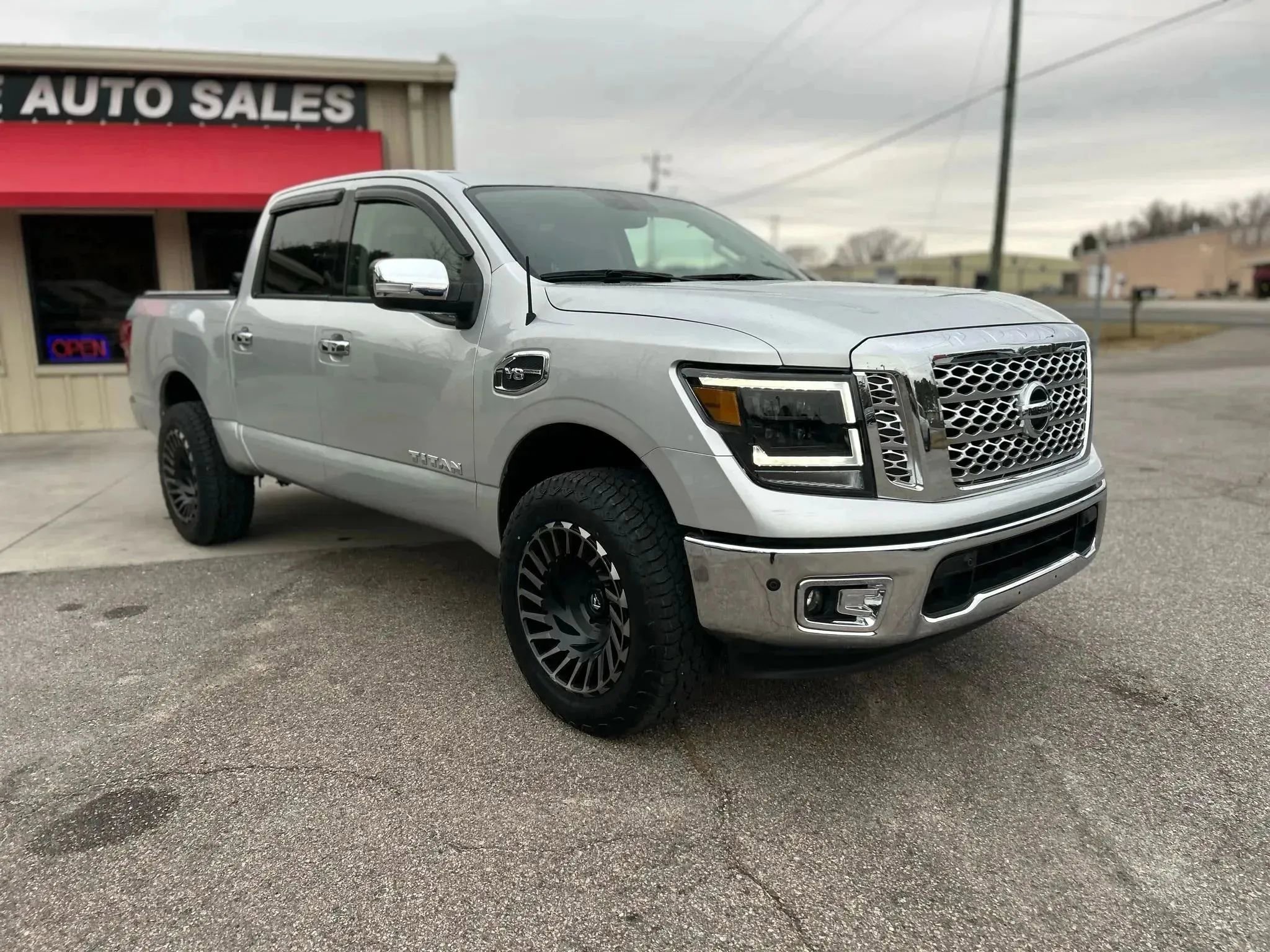 Used 2017 Nissan Titan SL image 9