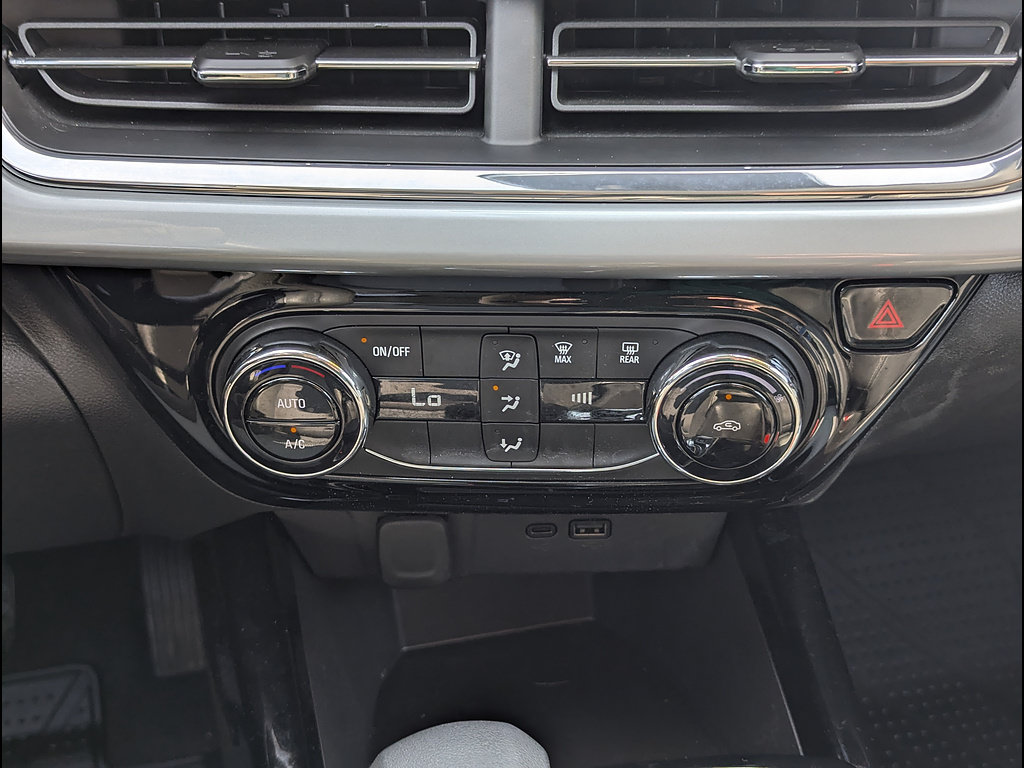 Used 2025 Chevrolet Trax LT FWD image 31