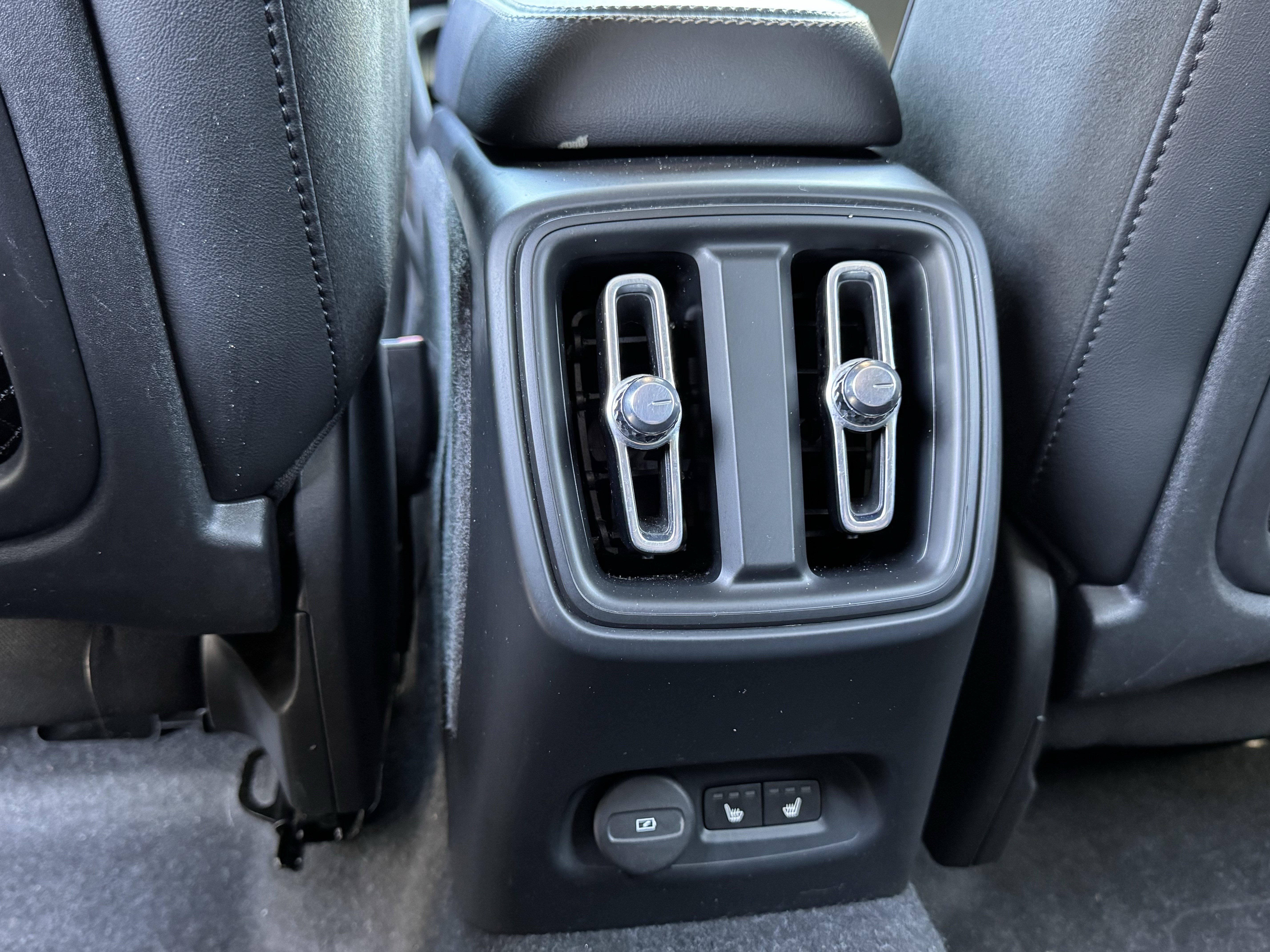 Used 2022 Volvo XC40 P8 Recharge Ultimate image 30