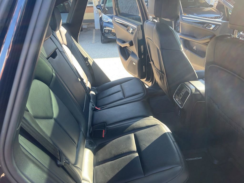 Used 2022 Porsche Macan Base image 15