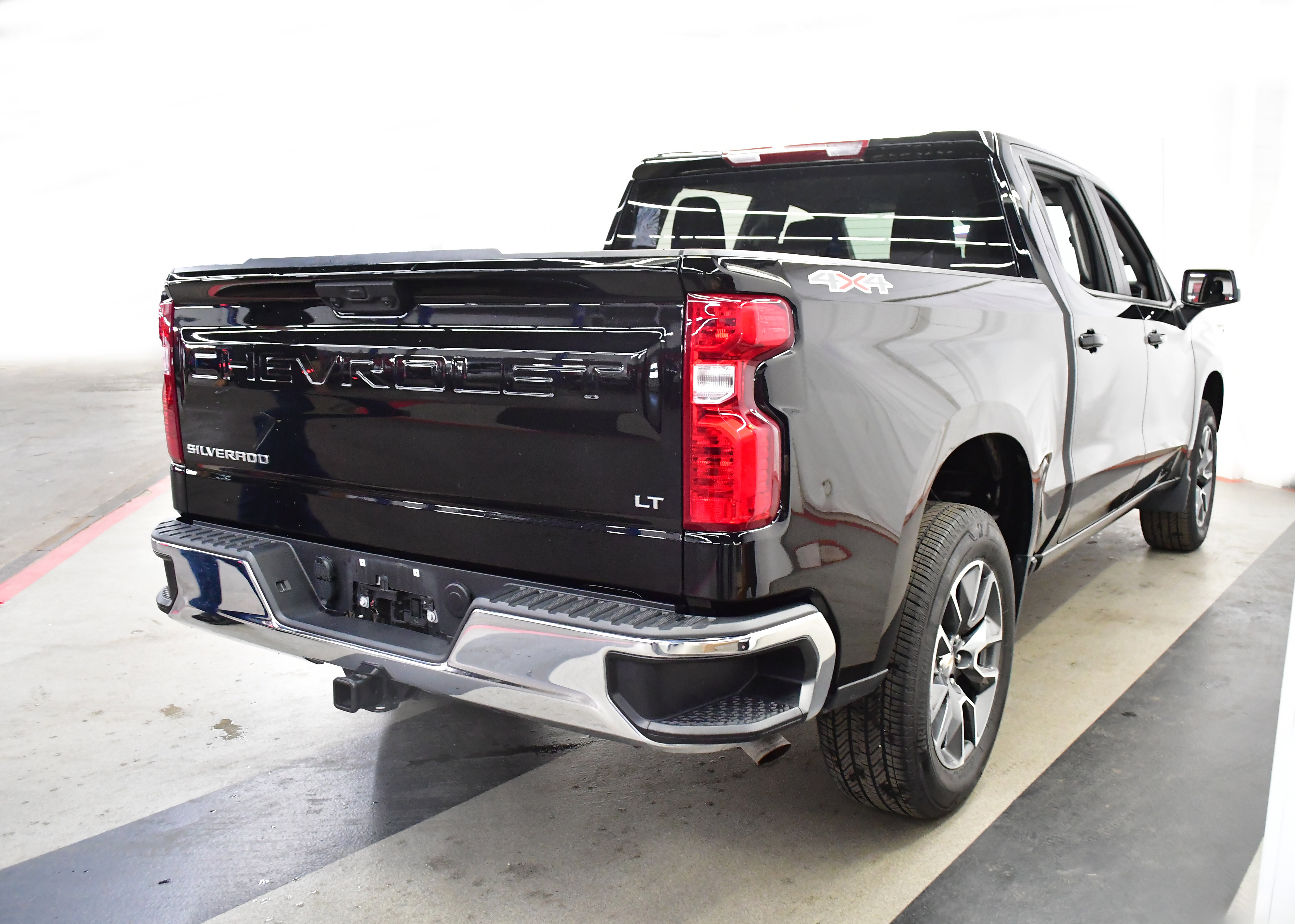 Used 2024 Chevrolet Silverado 1500 LT AWD/4WD image 7