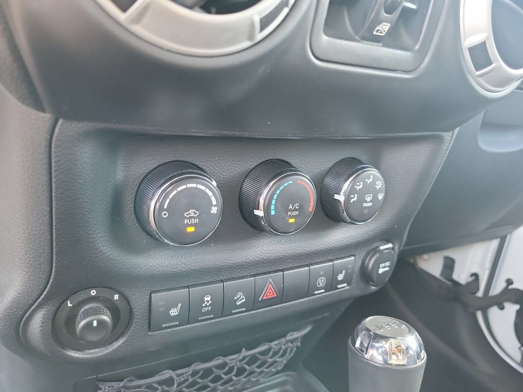 Used 2014 Jeep Wrangler Unlimited Sahara w/ Connectivity Group AWD/4WD image 25