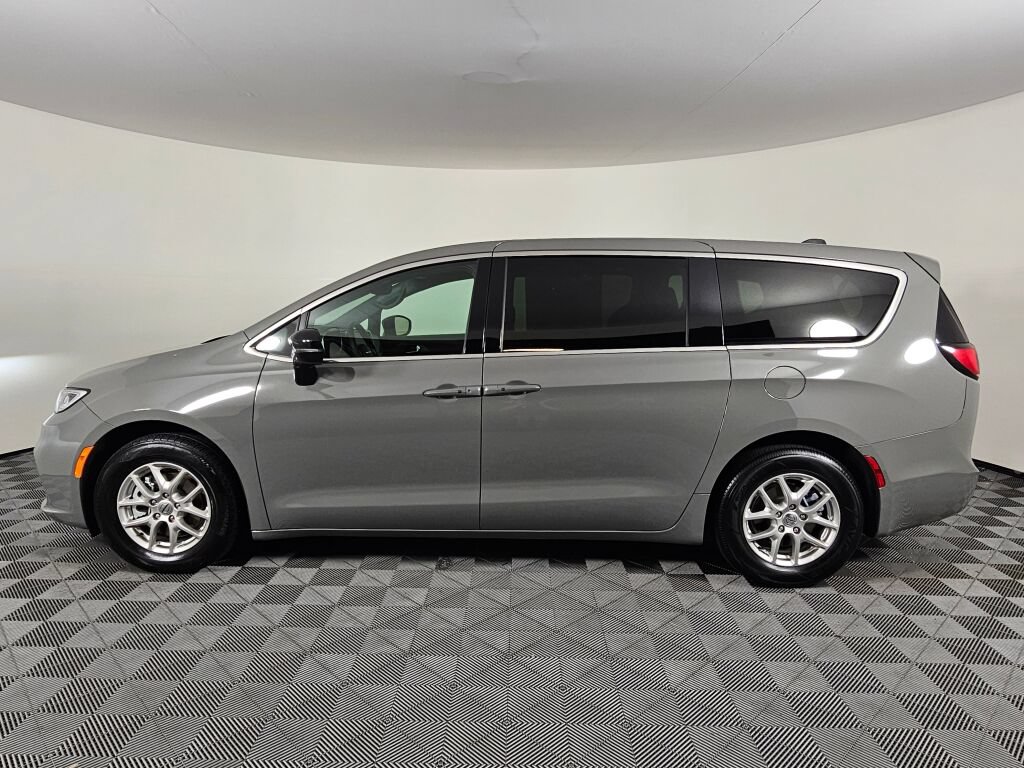 Used 2025 Chrysler Pacifica Select FWD image 6
