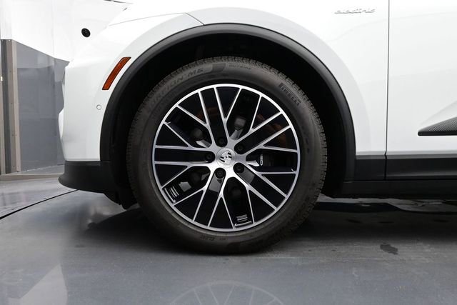 Certified 2025 Porsche Macan Electric RWD image 6