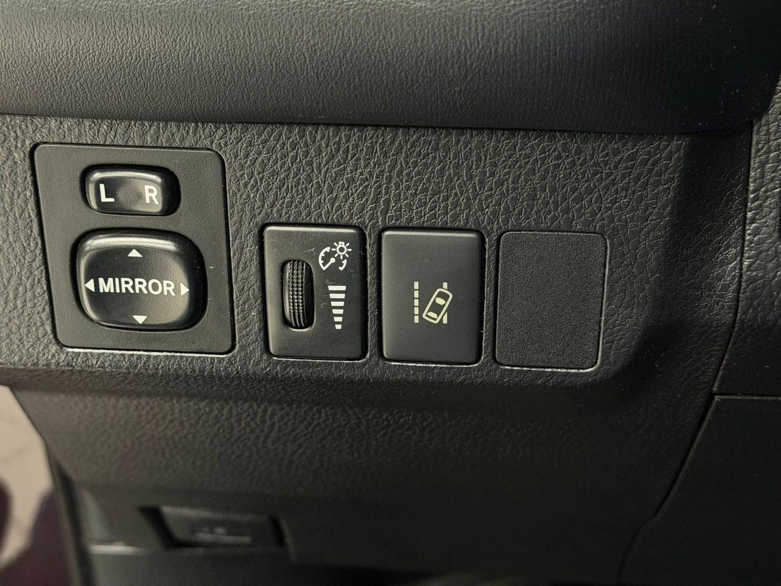 Used 2018 Toyota RAV4 XLE AWD/4WD image 16