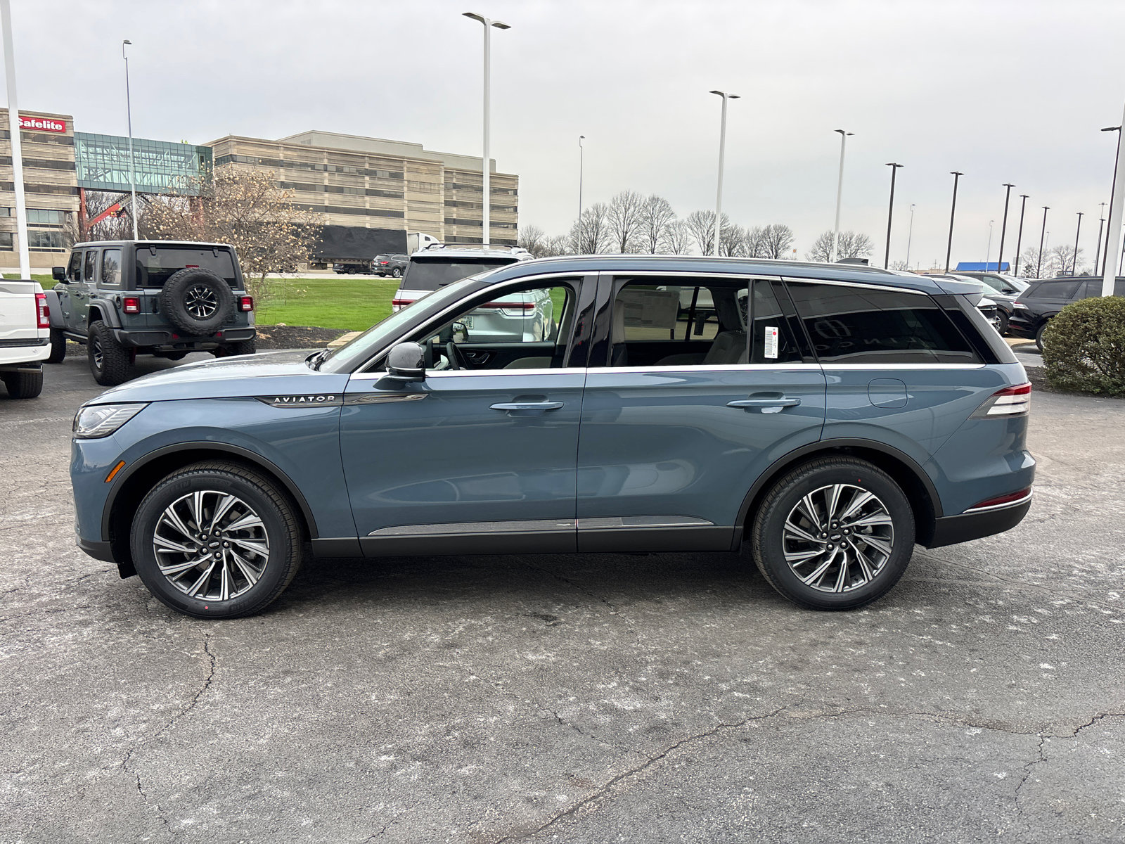 New 2026 Lincoln Aviator AWD image 4