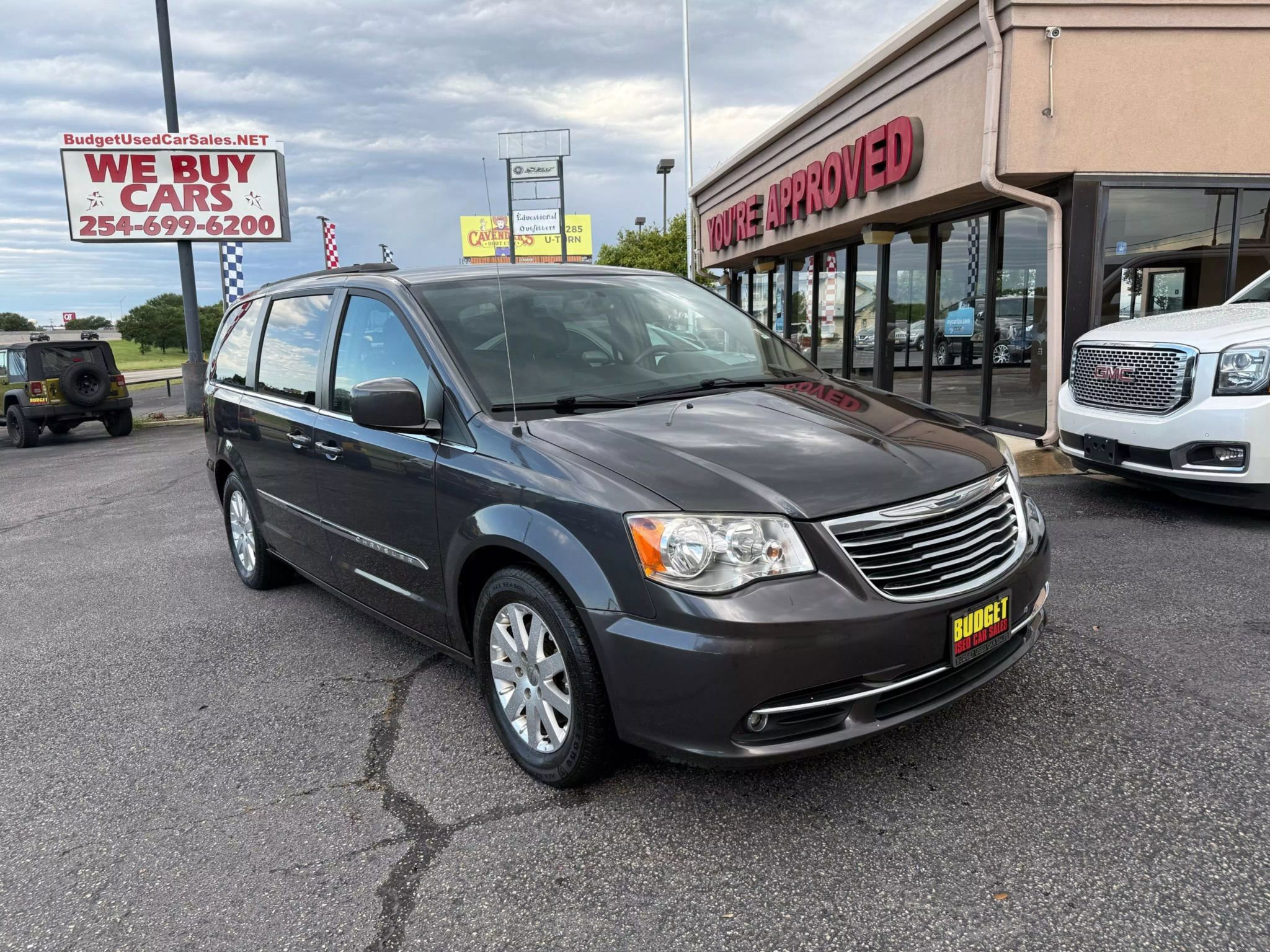 Used 2016 Chrysler Town & Country Touring image 3