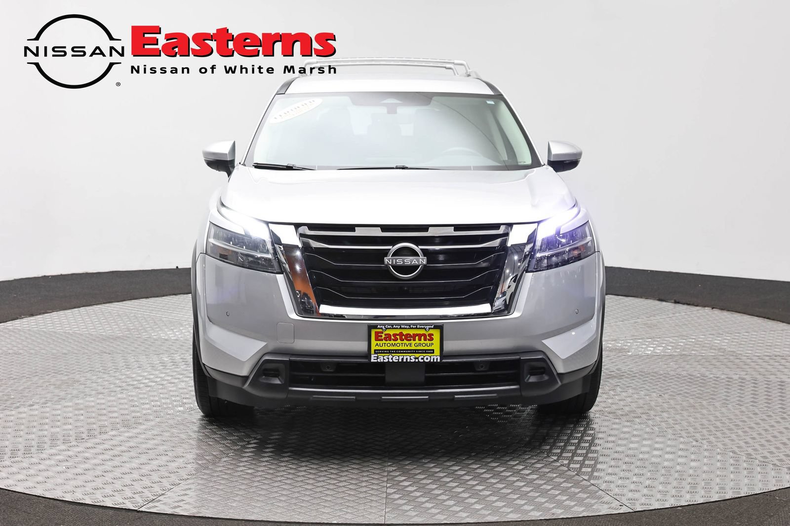 Used 2023 Nissan Pathfinder SL AWD/4WD image 2