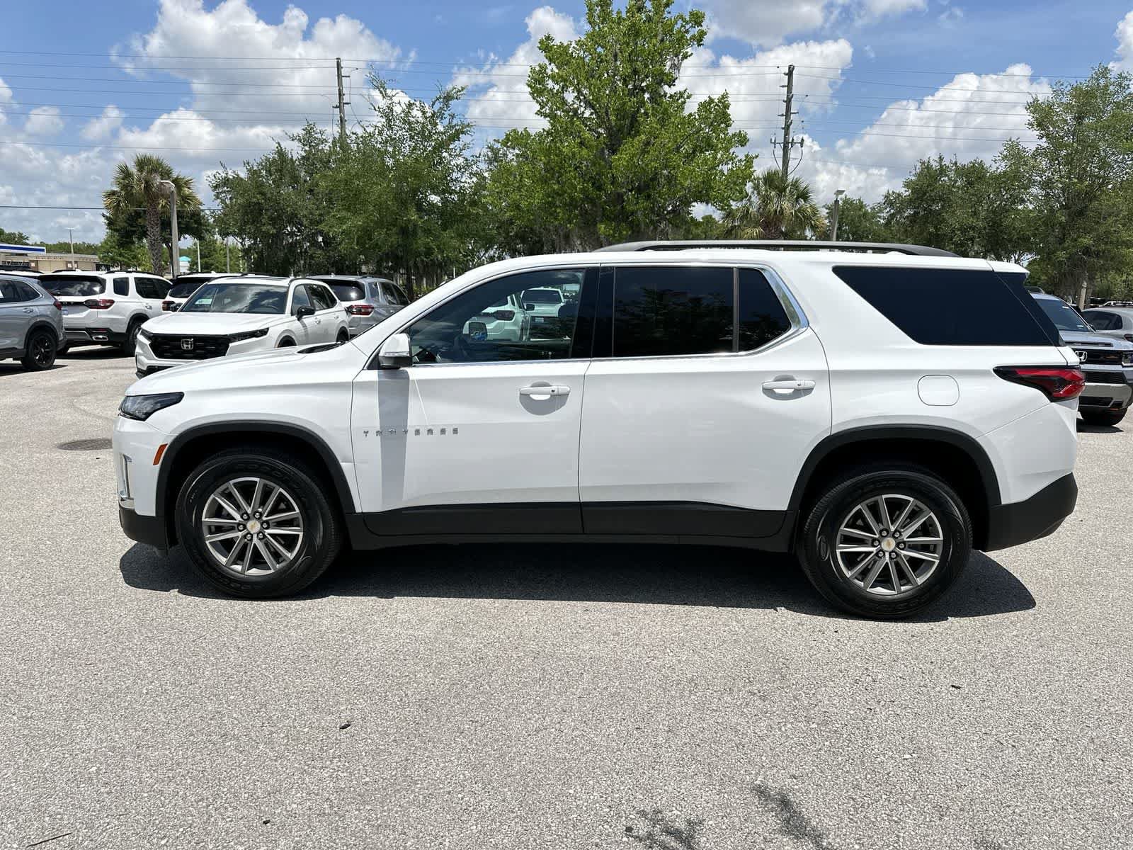 Used 2023 Chevrolet Traverse LT FWD image 2