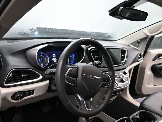 Used 2024 Chrysler Pacifica Touring-L image 15