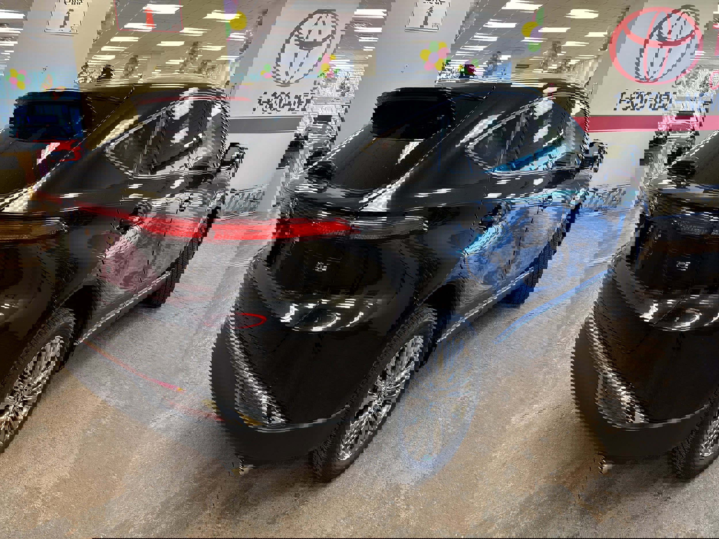 Used 2024 Toyota Venza XLE image 9